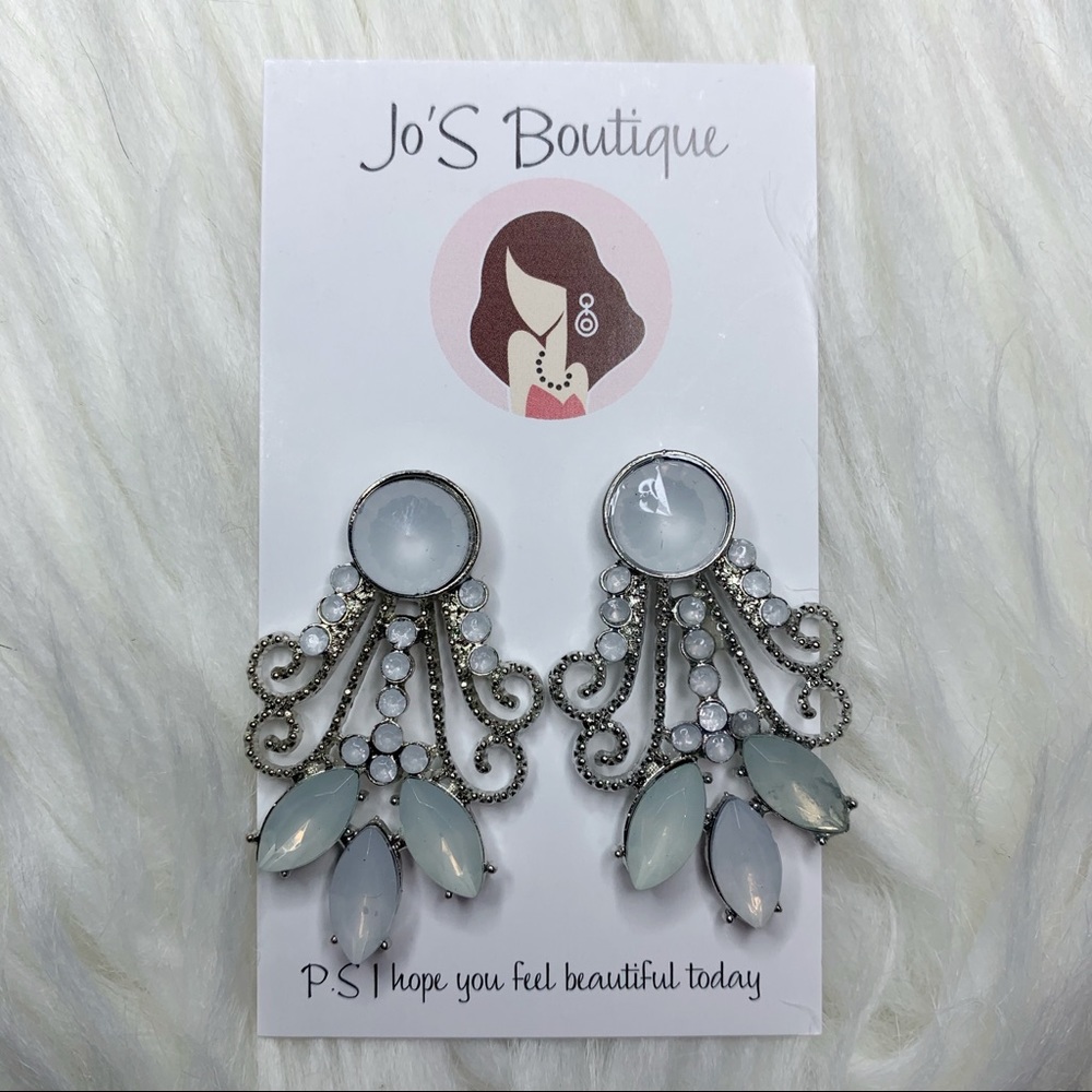 Elegant white and silver studs earrings